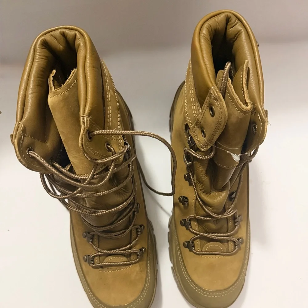 GORE-TEX Men’s Tan Hiking Boots